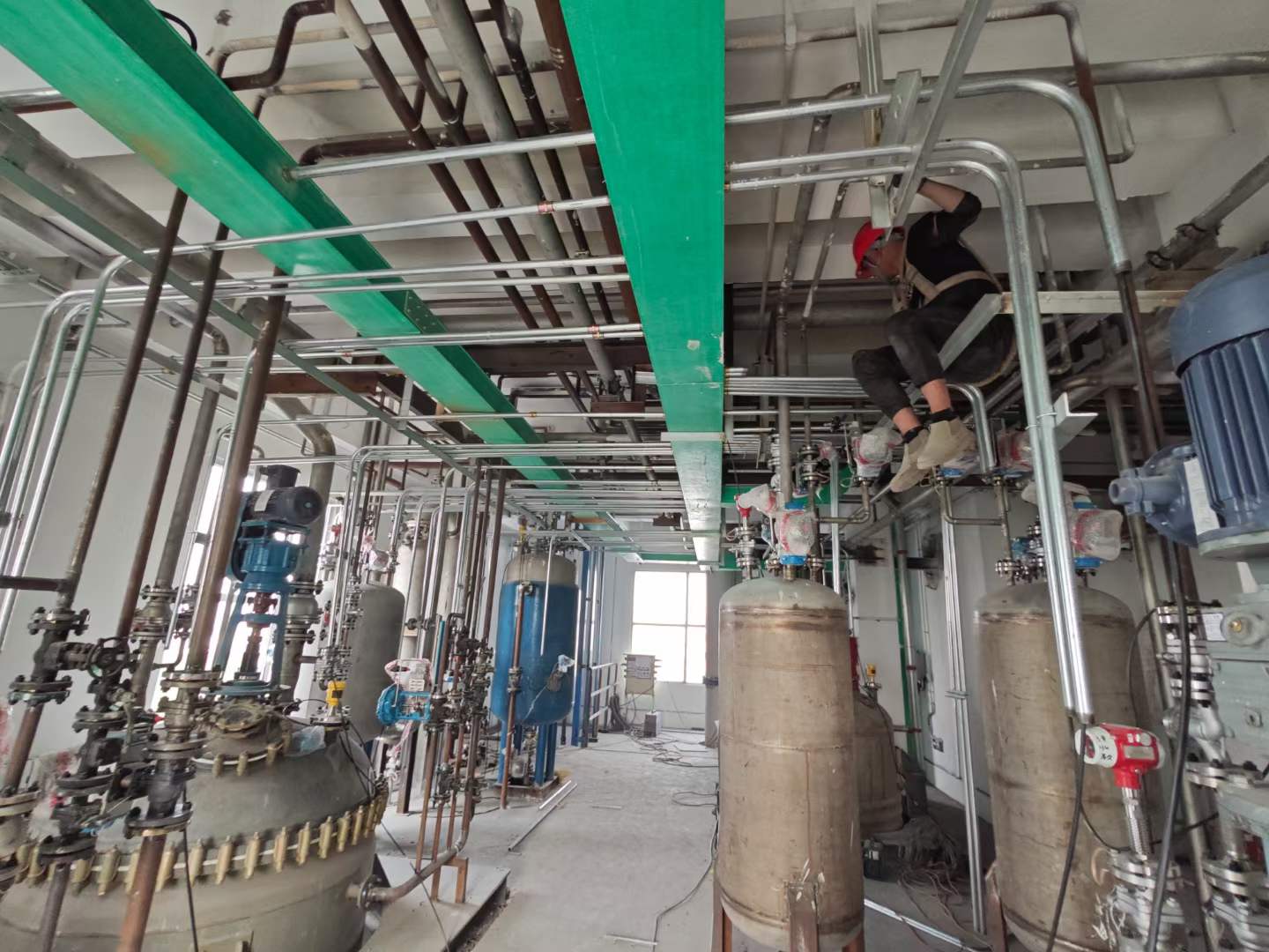 阿拉善烏蘭布和園區(qū)某上市公司電氣儀表安裝掠影
